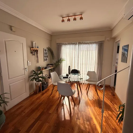 Impecable Departamento  En Dúplex, 3 Ambientes Con Cochera Y Baulera. Edificio Seguridad. Y Portón Eléctrico. Con Mobiliario