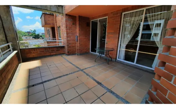 Venta Apartamento Con Amplios Espacios Y Terraza Cerca A Oviedo.