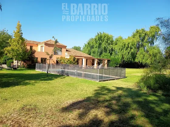 Casa En Venta De 3 Dorm. En Chicureo