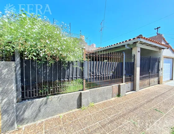 Venta Casa De 4 Ambientes Con Cochera Y Quincho En Sarandí