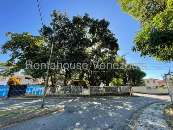 En Venta Terreno, Área Residencial, Avenida Principal, Ideal Para Desarrollar Tu Proyecto. Ubicado En Avenida Miranda C/c Los Morritos. San Juan De Los Morros. Rah  25-11810