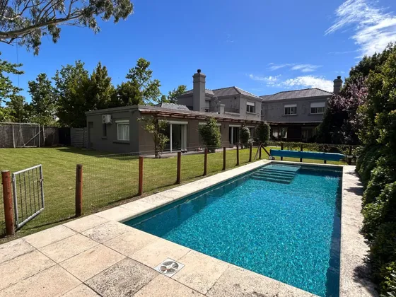 Barrio San Nicolas  - Casa Esquina En La Mejor Zona. 1269 Mts Terreno. 435 Mts Edif. Piscina + Barbacoa + Gran Fondo.