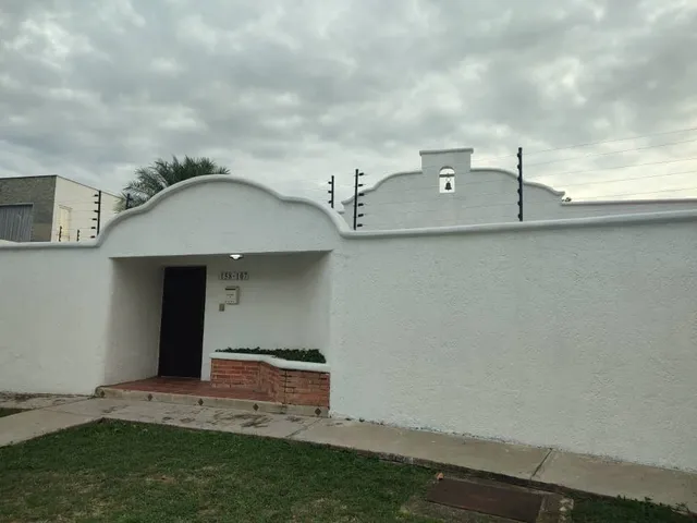 Johana Lazaro  Venta Quinta En La Urb. Guaparo De Un Nivel. Para Remodelar Con Calle Privada Y Vigilancia.  800 Mtrs De Terreno    **solo Clientes**