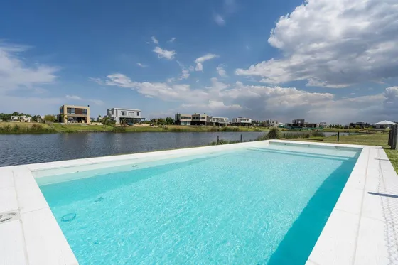 Venta Casa De 6 Ambientes A La Laguna El Naudir Escobar
