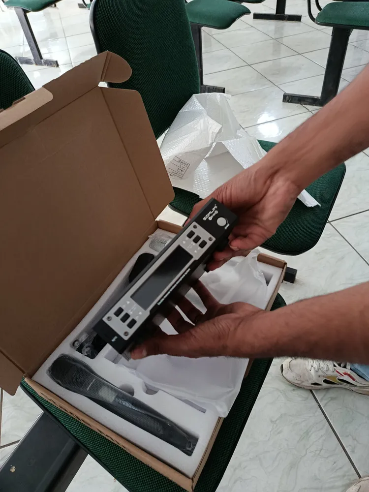 Microfone Somlimi EW135G4 visto de perto por comprador