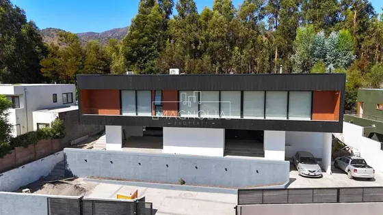 Casa En Venta De 5 Dorm. En Nogales