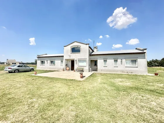 Venta De Espectacular Chacra Con Pileta 