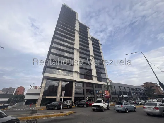 María Valera Alquila Moderna Oficina Con Acabados De Primera En La Torre Empresarial Más Emblemática De Barquisimeto, Distribución Armónica En Sus Espacios, Amoblada, Piso De Porcelanato, Vigilancia.