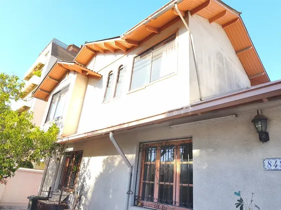 Casa En Venta De 6 Dorm. En Ñuñoa