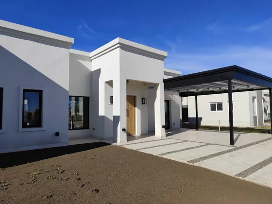 Casa En Venta En Barrio Privado Costa Verde En Junin.