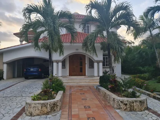Se Vende Hermosa Y Amplia Villa En El Exclusivo Proyecto Metro Country Club, Juan Dolio.