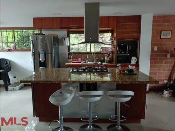 Casa De 3 Niveles A La Venta, Excelente Ubicación(mls#237724)