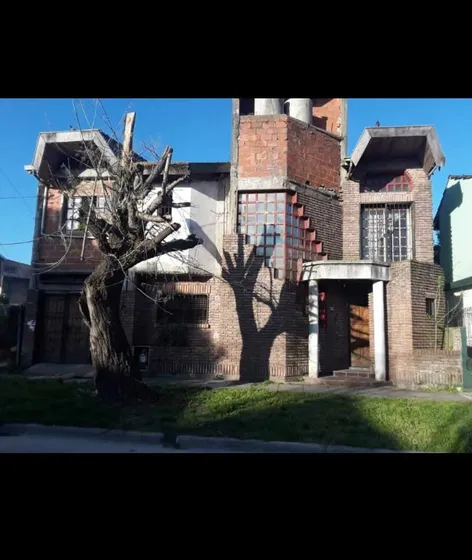 Casa Para 2 Familias Venta Ituzaingo Sur Casa Americana En 2 Plantas - Ideal Inversor - Posibilidad De Desarrollar 2 Dúplex.