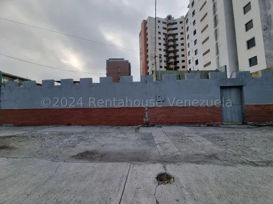 Raiza Suarez Vende De Oportunidad Terreno De 832 Mts2 En Av Moran De Barquisimeto 2 4  2 7 9 6 0 En El Mismo Se  Encuentran Ubicadas Con 2  Casas Para Remodelar. Cuenta Con Todos Los Servicios Básicos