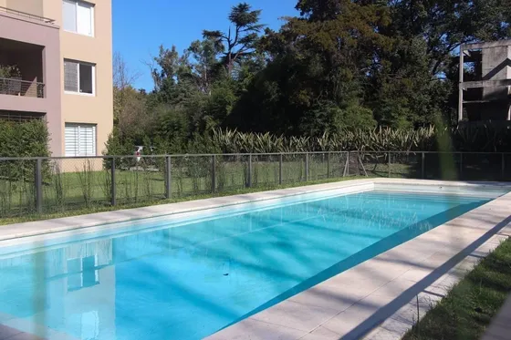 Apto Credito. Venta 3 Ambientes Planta Baja Con Galeria Cochera. Condominio Con Seguridad Pileta Y Parqueen Pilar
