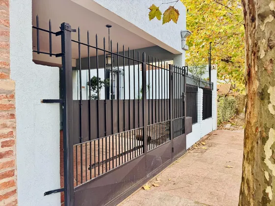 Venta Casa 3 Ambientes Con Cochera Y Jardín - Apta Credito En José Marmol