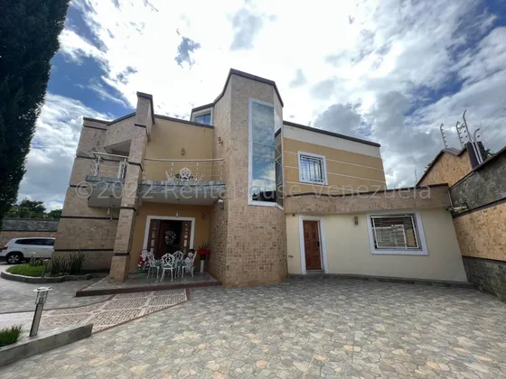 Lujosa Casa De Dos Niveles En Venta Ubicada En Urb Santa Rosalía En Cagua Db 22-21883