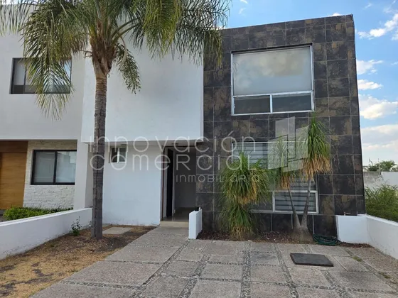 Casa En Renta De 3 Recámaras Y Cuarto De Servicio En Valle De Juriquilla