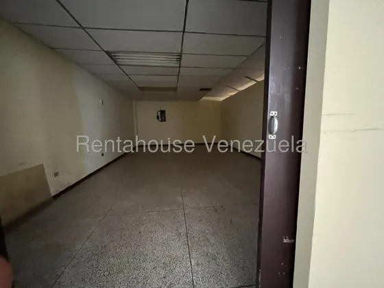 Terreno Estratégico Con Edificio, La Urbina. #25-19849