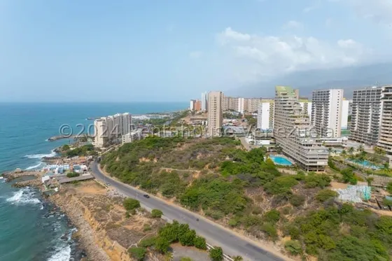 Parcela A La Venta Urb Playa Grande Con La Mejor Vista De La Zona,ideal Para Desarrollar Hotel Premium Y/o Viviendas Vacacionales.24-18608gm