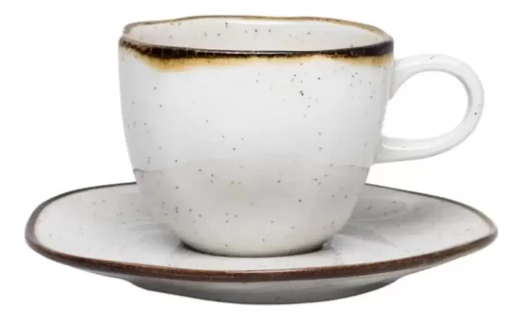 Close de xícara de café com pires da linha Oxford Ryo Maresia sobre fundo branco