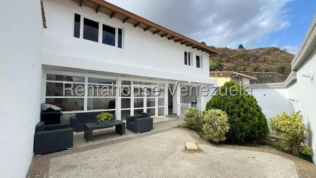 Tg Linda Casa En Venta En Lomas De Prados Del Este, Actualizada En Calle Cerrada 25-19479 Ys 