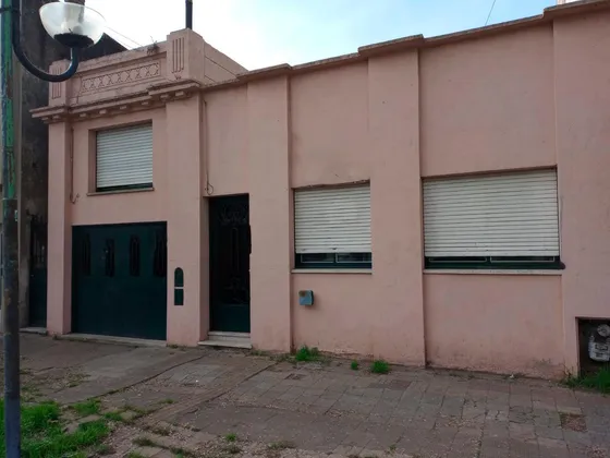 Casa En Venta - 2 Dormitorios 1 Baño - 190mts2  - La Plata