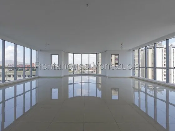  Maritza Lucena Trae En Venta Amplia Oficina, Oportunidad De Inversión Por Tan Solo Una Semana De Descuento. Al Este De Barquisimeto. Ventanas Panorámicas, Luz Y Agua Constante, Ascensores, Cámaras.