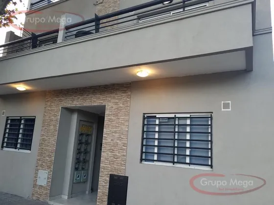 Hermoso Ph En Duplex De 2 Ambientes, Primer Piso Por Escalera. Contrafrente. Sin Expensas