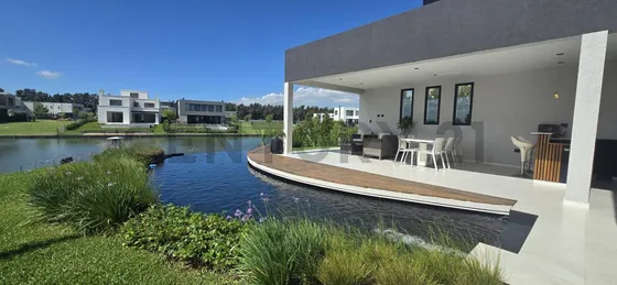 Venta Casa Moderna A La Laguna 4 Ambientes. Barrio Carpinchos - Nordelta