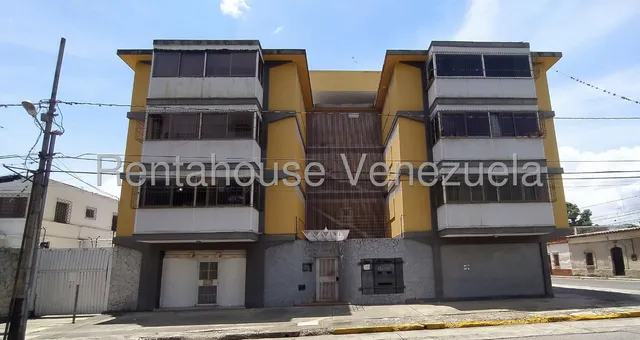 Maritza Lucna Tiene Amplio Y Conservado Apartamento Venta Centro De Barquisimeto, Bellas Áreas Ideal Para Ti, Amplio Balcón, Cómoda Cocina Tanque Subterráneo, Vista Panorámica.