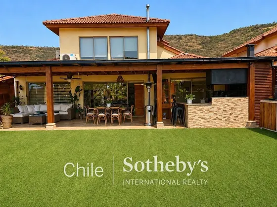 Casa Chilena En Venta, 3 Dormitorios, Quincho Y Piscina