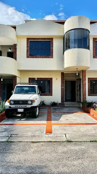 Casa En Venta Ubicada En La Urbanización Las Delicias Norte / Ym