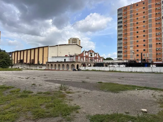  En Venta Terreno Y Edificio Comercial Del Antiguo Teatro Guaparo. Mr. 