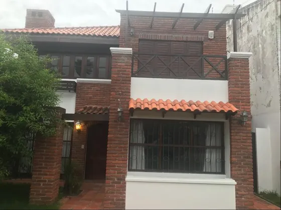 Venta Casa De 3 Dormitorios Con Fondo En Carrasco Sur