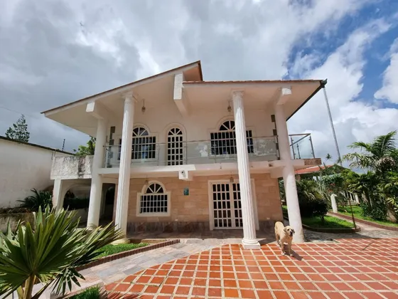 Venta De Hermosa Casa Amplia En San Antonio De Los Altos Urbanizacion Club De Campo Miranda 