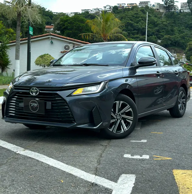Toyota Yaris Sedán E 1.5