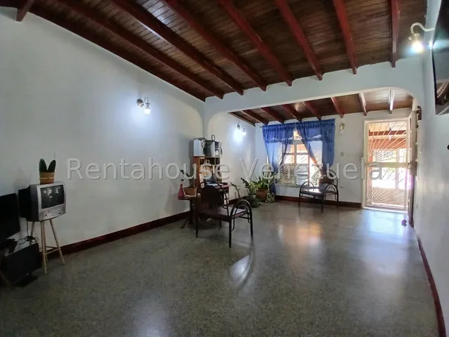 Casa En Venta  En Cabudare Paraiso Codigo 2  5  7  3  4  0  Mildred Espacios Completamente Remodelados, Cuenta Con Una Terraza Fresca Y Amplia Para El Compartir, Importante Su Ubicacion De Facil Acces