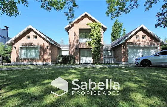 Venta De Casa De 4 Dormitorios En Grand Bell I.