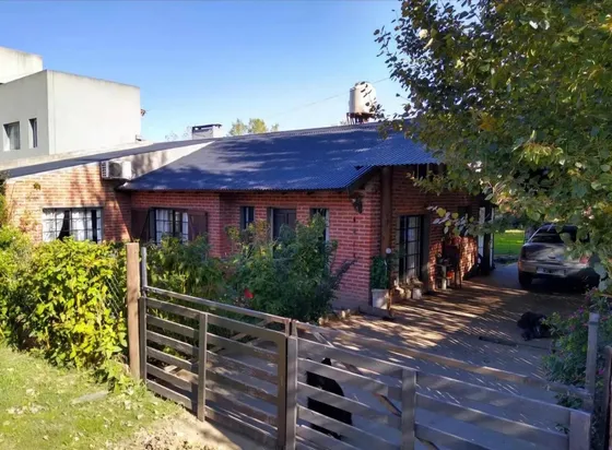 Casa En Venta - 3 Dormitorios 2 Baños - Cochera - 756mts2 - Tandil