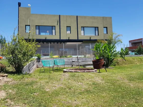 Casa En Venta - 4 Dormitorios 3 Baños - Cocheras - 870mts2 - Escobar