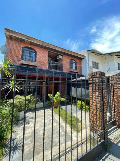 Venta Casa 5 Ambientes - Padua Centro - Con Parque Y Pileta