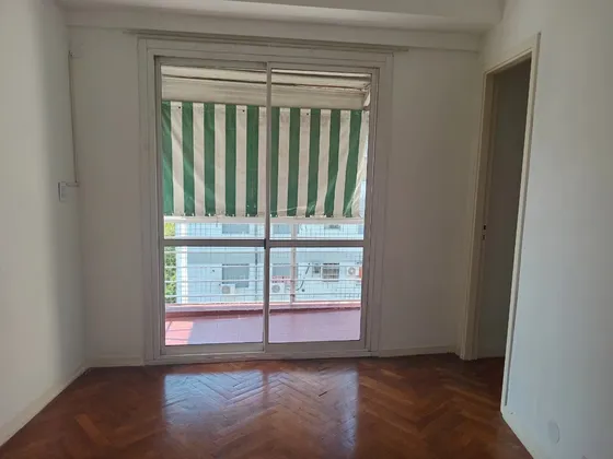 Departamento 2 Ambientes Al Frente Con Balcón - Muy Luminoso - Bajas Expensas