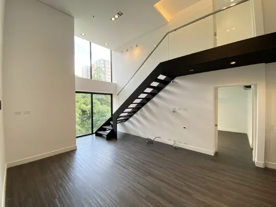  Apartamento En Arriendo Ubicado En El Poblado Sector Los Balsos  (27509).