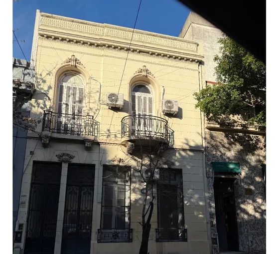 Ph (tipo Casa) Con Entrada Individual Sobre La Calle Combate De Los Pozos.