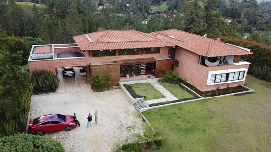 Se Vende Espectacular Casa Campestre En La Loma Del Escobero  A Puerta Cerrada.