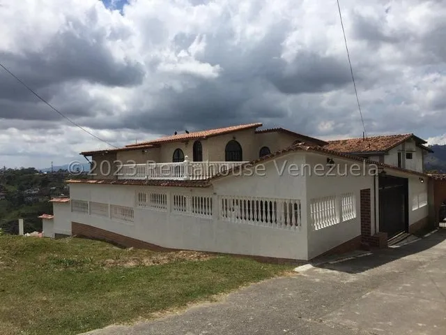 En Venta Espectacular Casa De Tres Niveles Remoldelada En Urbanizacion La Morita En San Antonio De Los Altos. Ys12329493