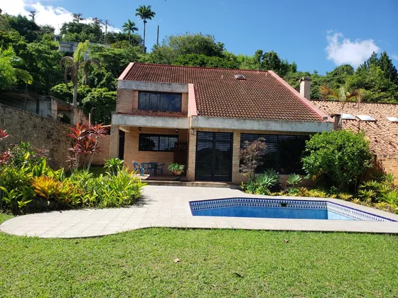 Oripoto Urbanización Privada Con Vigilancia Espectacular Casa Con Maravillosa Vista Piscina 30.000lts Tanque 25.000lts 6habitaciones 5 Baños 4 Puestos De Estacionamientos Bella Arquitectura