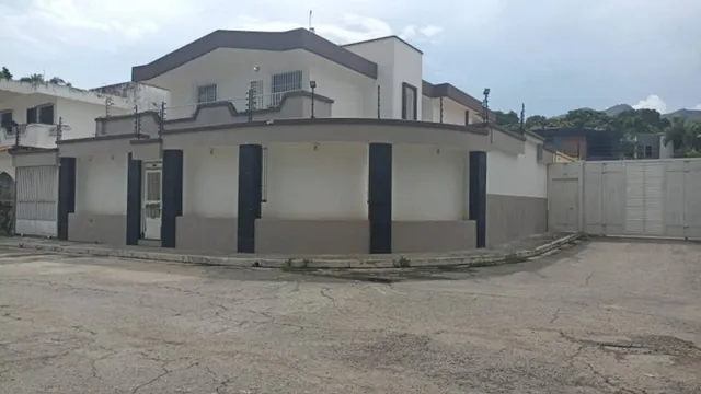 Casa En Prebo Ii, De 2 Niveles En Calle Cerrada En Valencia     Plc-850