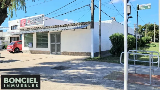 Casa Con Garage Y Local Comercial Bien Céntrico En Progreso 